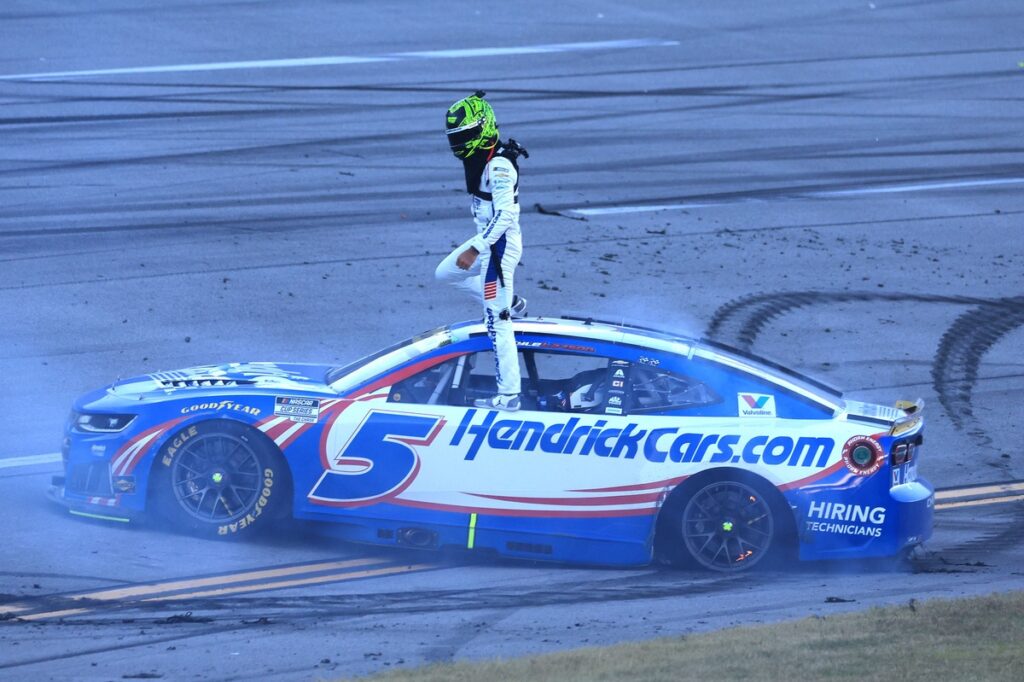 Yellow line debate divides NASCAR fans after Talladega Cup finish